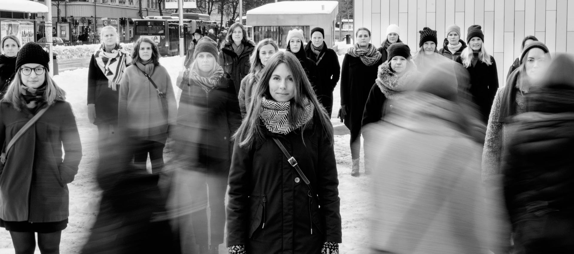 Gruppbild med Damkören SALT framför Odenplan