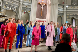 Bild på Damkören SALT under en konsert i Ersta kyrka