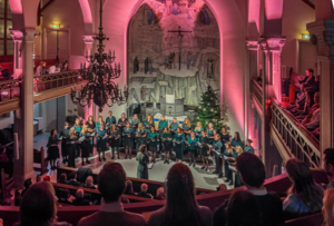 Bild på Damkören SALT under en av våra julkonserter