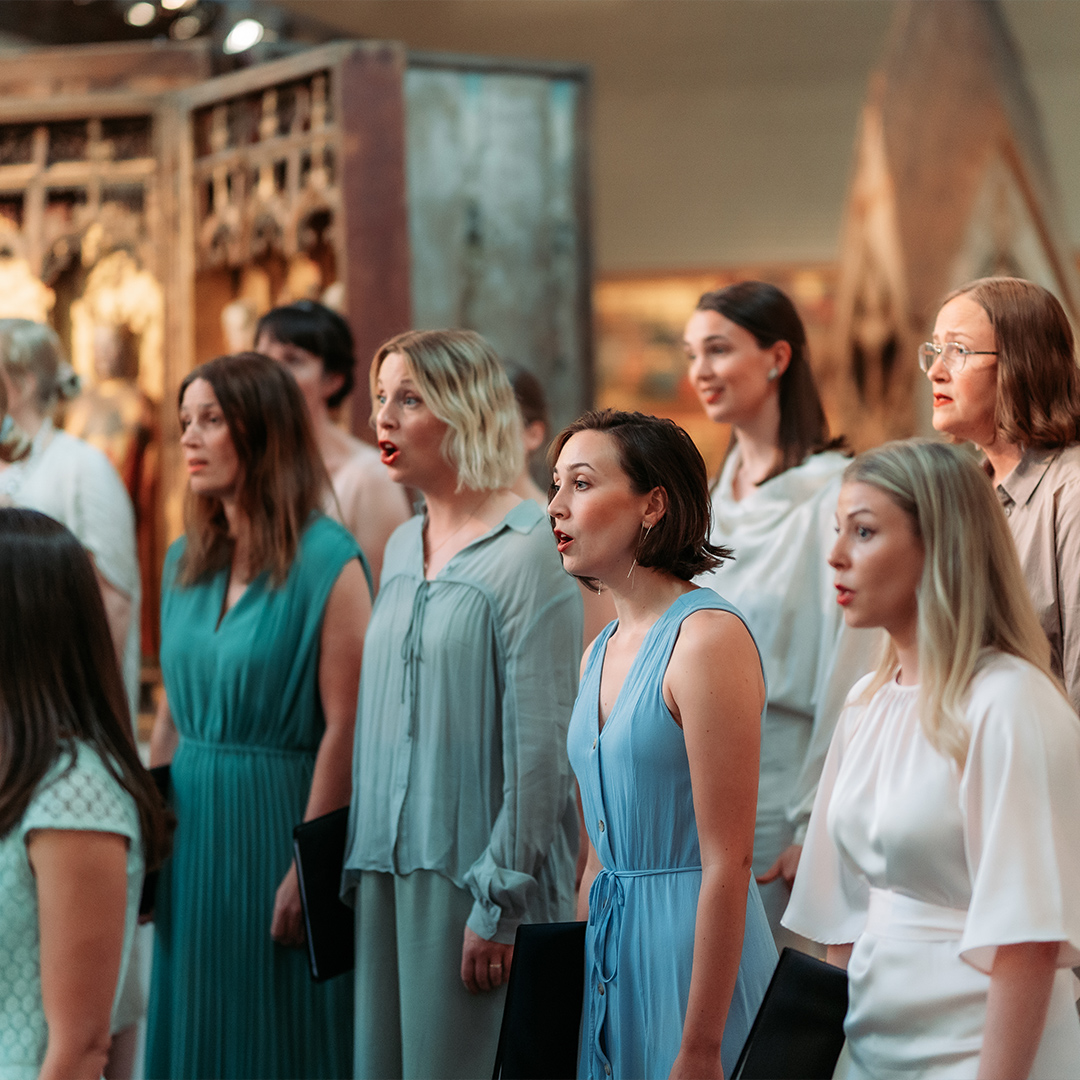 Närbild på sångare ur SALT under konserten Saga på Historiska museet 2023 - Fotograf: Emil Widlund