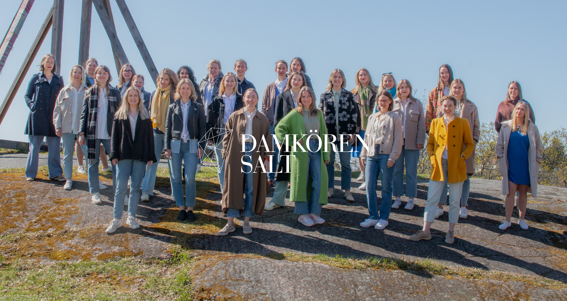 Damkören SALT en solig vårdag - Fotograf: Åke Cappelin
