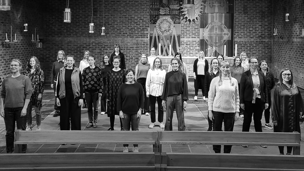 Gruppbild på Damkören SALT i Markuskyrkan